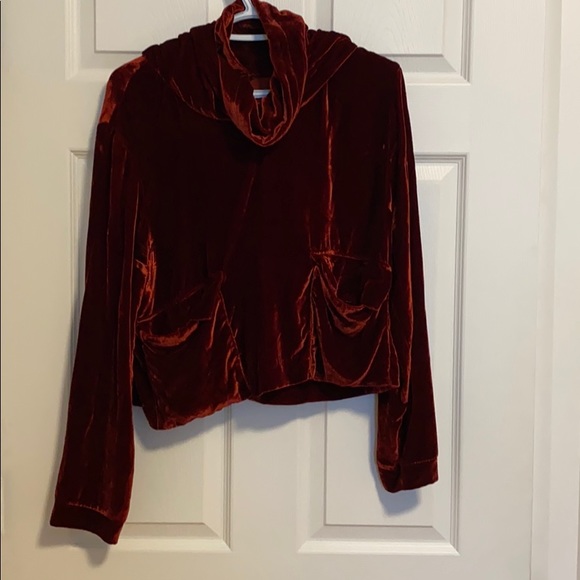 BEAUTIFUL RED VELVET CROPPED SWEATER - Picture 1 of 3